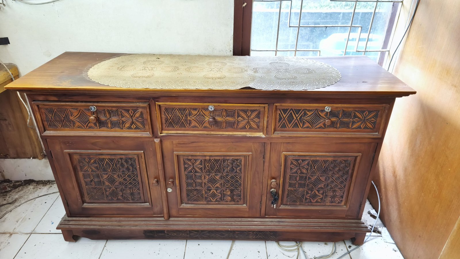 Lemari kayu pendek ukir 3 pintu